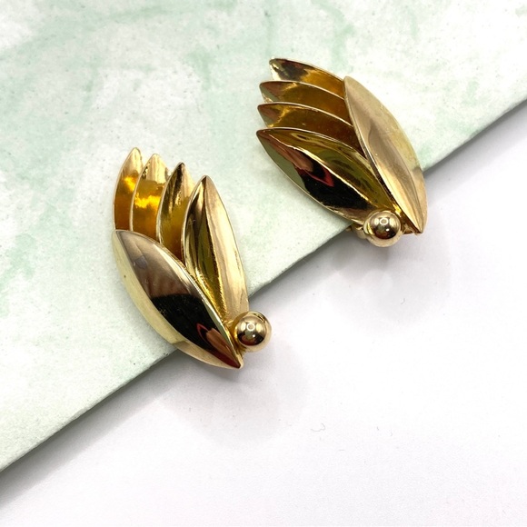 Vintage Goldtone Clip-On Earrings - Picture 3 of 7